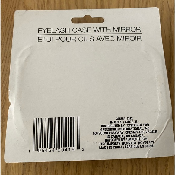 🆕 Sassy and Chic portable eyelash holder with Mirror🆕 - Picture 2 of 3